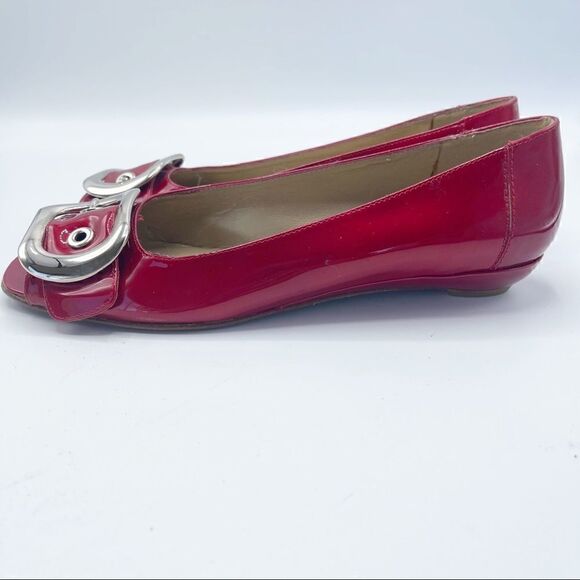 Stuart Weitzman fuschia patent leather peep toe flats with silver buckle - Women - Picture 5 of 12